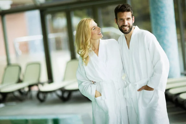 Paar genießt Wellness-Behandlungen — Stockfoto