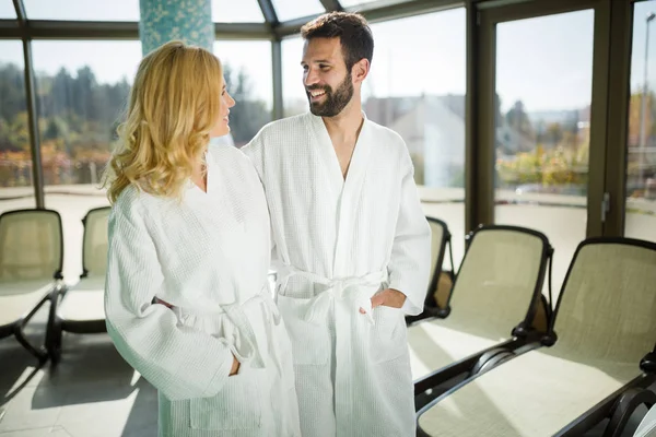 Pareja disfrutando de tratamientos de bienestar spa — Foto de Stock