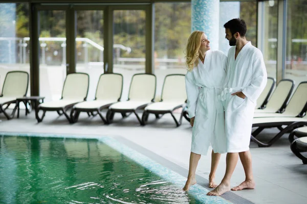 Casal desfrutando de tratamentos de bem-estar spa — Fotografia de Stock