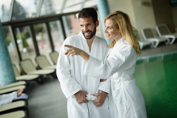 Pareja disfrutando de tratamientos de bienestar spa — Foto de Stock