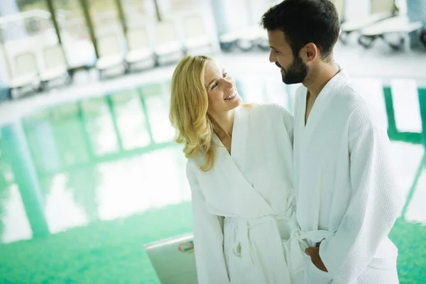 Couple bénéficiant de soins spa bien-être — Photo