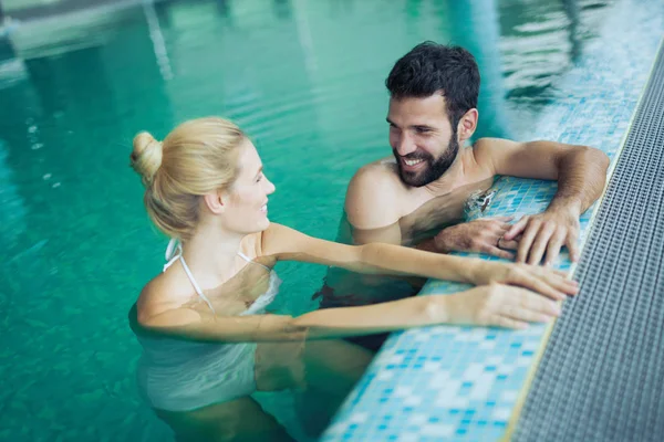 Pareja romántica disfrutando del baño termal — Foto de Stock