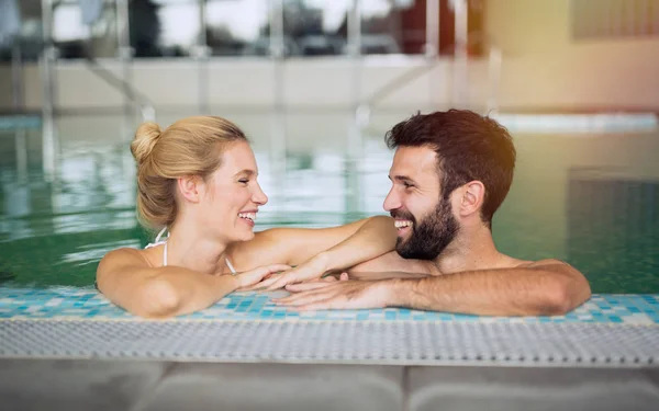 Casal desfrutando de bem-estar spa fim de semana — Fotografia de Stock