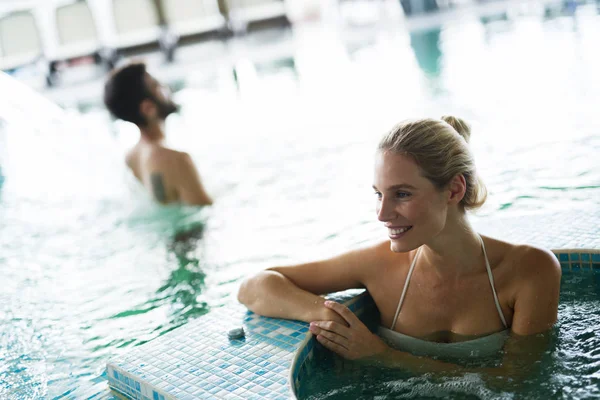 Vrouw ontspannen in bubbelbad — Stockfoto