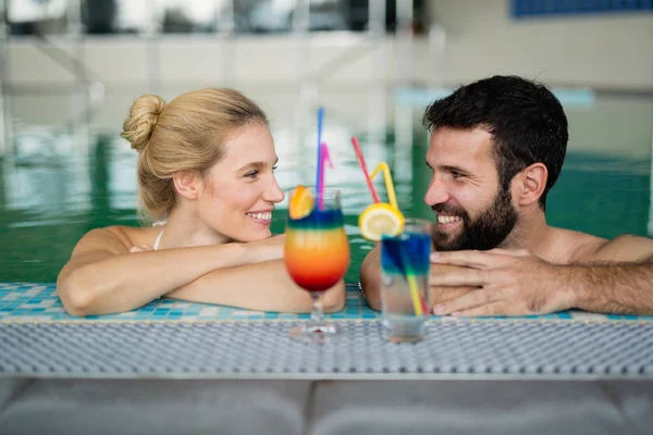 Par njuter cocktail i badet — Stockfoto