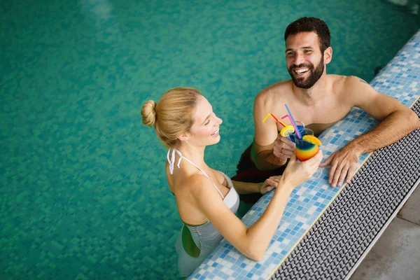 Par njuter cocktail i badet — Stockfoto