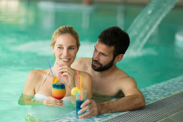 Par njuter cocktail i badet — Stockfoto