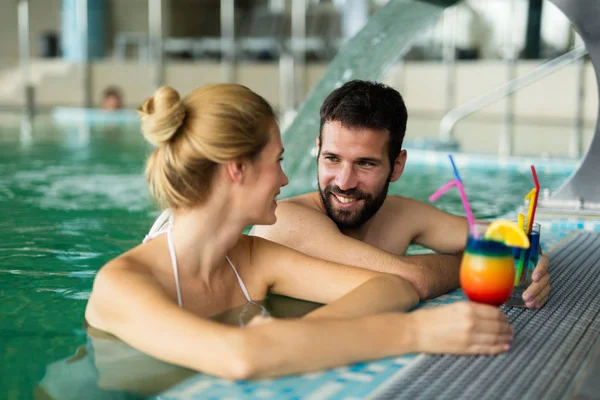 Pareja feliz disfrutando del baño spa — Foto de Stock