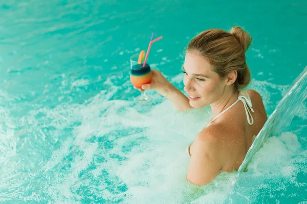 Kadının hidroterapi ve kokteyl