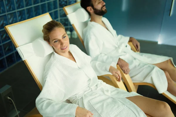 Paar ontspannen in de spa centrum — Stockfoto