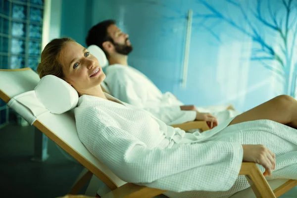 Couple relaxant au centre spa — Photo