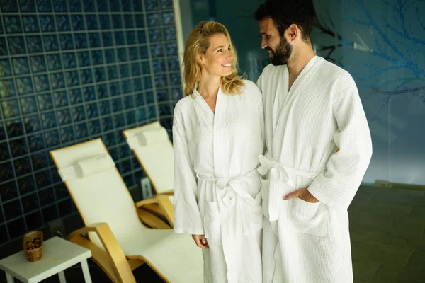 Paar ontspannen in de spa centrum — Stockfoto