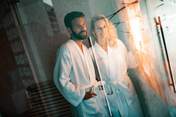 Casal desfrutando de tratamento de spa de sal — Fotografia de Stock