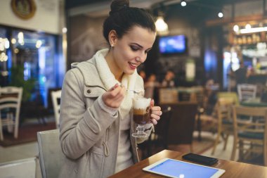 Meşgul kadın multitasking molası 