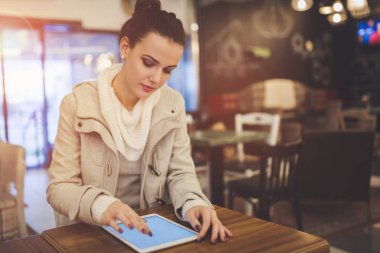 Kadın işten sonra tablet kullanma 