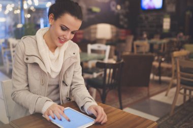 Kadın işten sonra tablet kullanma 