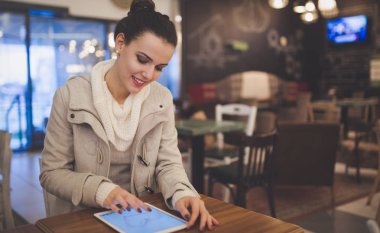 Kadın işten sonra tablet kullanma 