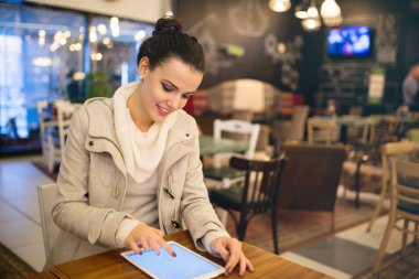 Kadın işten sonra tablet kullanma 