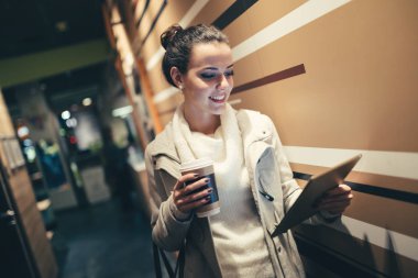 Kadın işten sonra tablet kullanma 