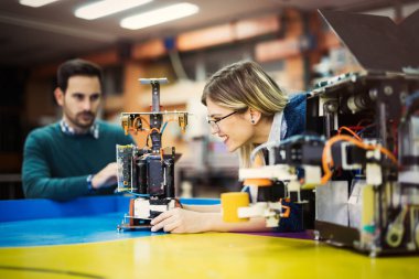 Öğrenciler mühendisleri takım çalışması 