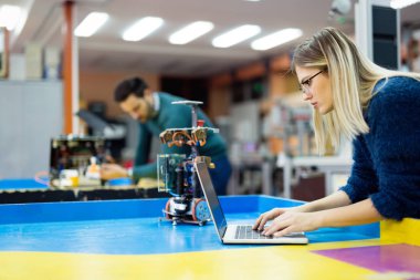 Öğrenciler mühendisleri takım çalışması 