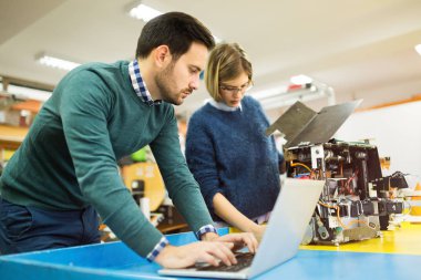 Öğrenciler mühendisleri takım çalışması 