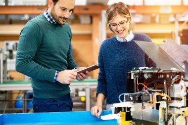 Öğrenciler mühendisleri takım çalışması 