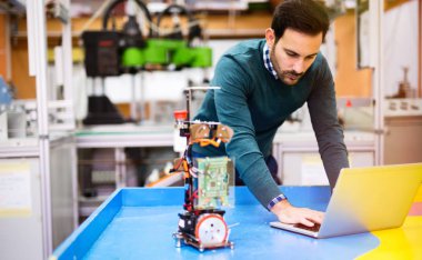 Mühendis öğrenci laboratuvar 