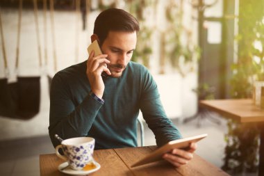 Meşgul işadamı kahve molasında içme 