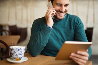 Meşgul işadamı kahve molasında içme 