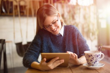 güzel kadın tablet kullanma