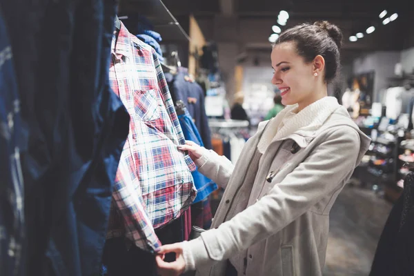 Wanita belanja pakaian pada penjualan — Stok Foto