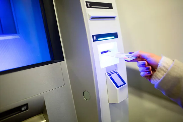 Withdrawing money from ATM — Stock Photo, Image