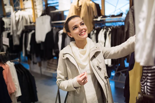 Mujer comprando ropa a la venta —  Fotos de Stock