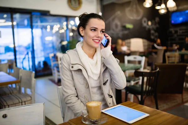 Elfoglalt nő multitasking Break — Stock Fotó