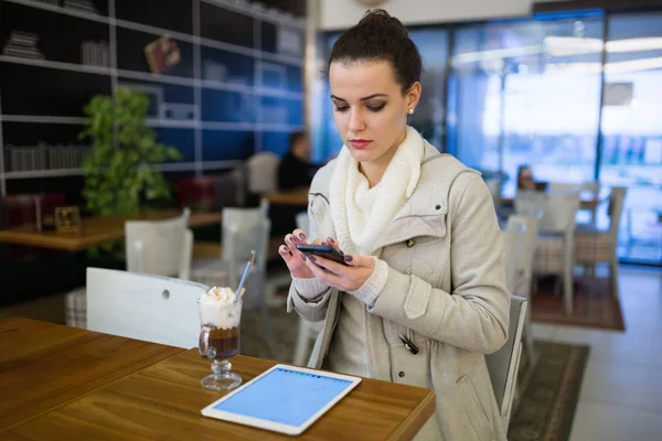 Mujer ocupada multitarea en el descanso — Foto de Stock