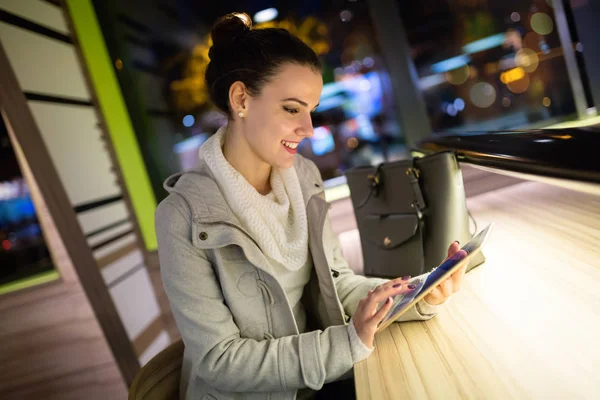 Femme utilisant la tablette après le travail — Photo