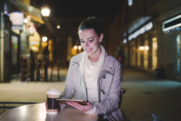 Donna che utilizza tablet dopo il lavoro — Foto Stock