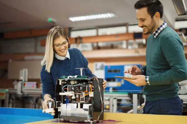 Estudantes engenheiros trabalho em equipe — Fotografia de Stock