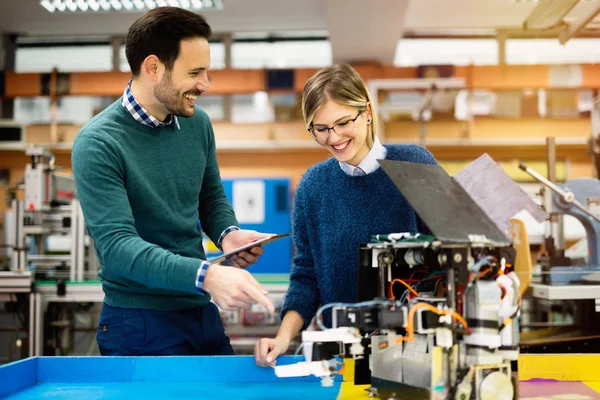 Estudiantes ingenieros trabajo en equipo — Foto de Stock