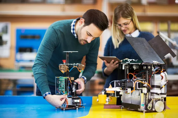 Étudiants ingénieurs travail d'équipe — Photo