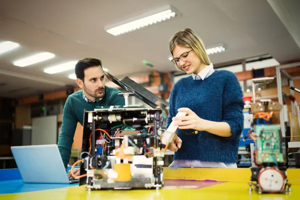 Estudiantes ingenieros trabajo en equipo —  Fotos de Stock