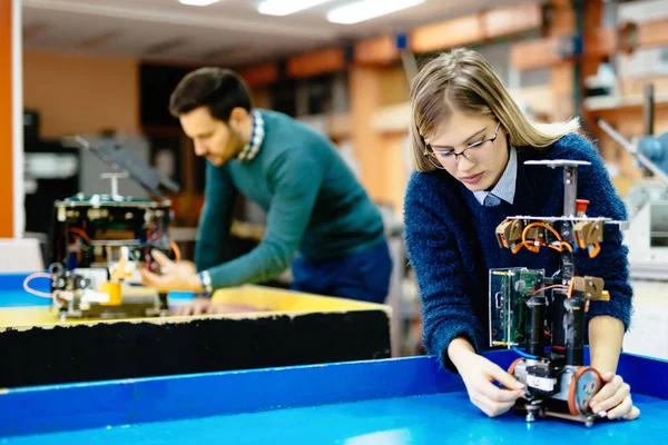 Estudiantes ingenieros trabajo en equipo — Foto de Stock