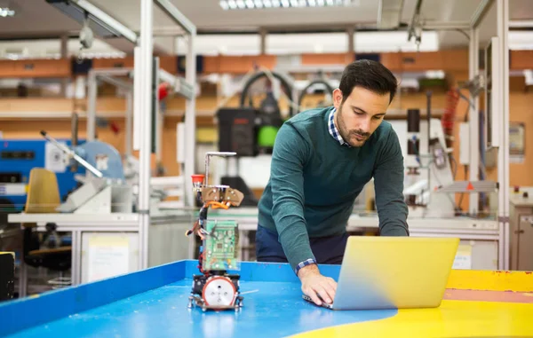 Studente ingegnere in laboratorio — Foto Stock