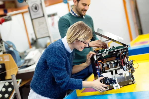 Engenharia robótica classe trabalho em equipe — Fotografia de Stock