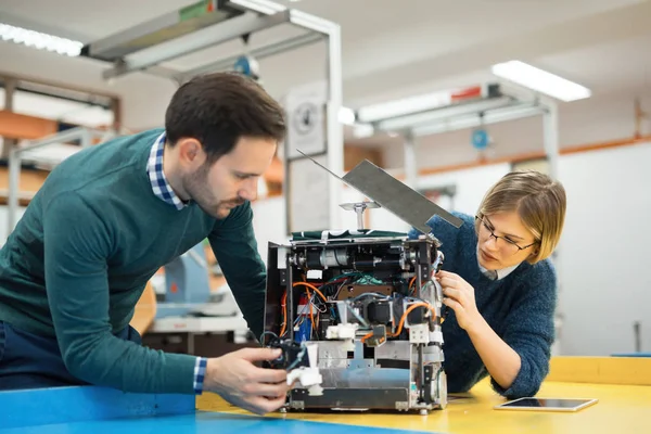 Engenharia robótica classe trabalho em equipe — Fotografia de Stock