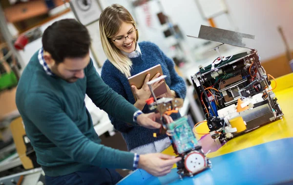 Ingeniería robótica clase trabajo en equipo — Foto de Stock