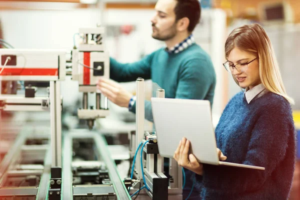 Estudiantes proyecto de clase de ingeniería — Foto de Stock