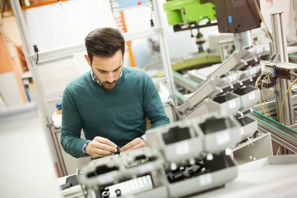 Inżynier student w laboratorium — Zdjęcie stockowe