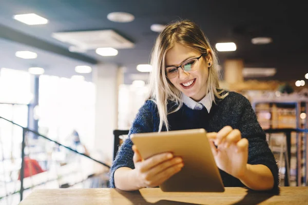 Femme de détente et de surf sur tablette — Photo